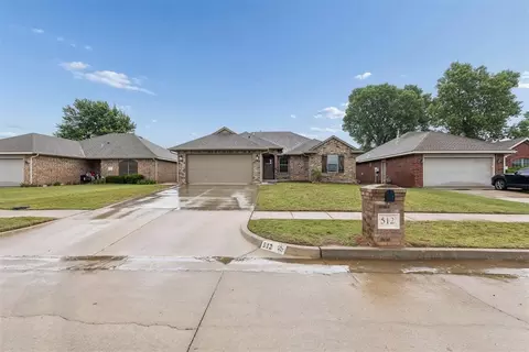 512 S Castle Ridge Ln, Mustang, OK 73064