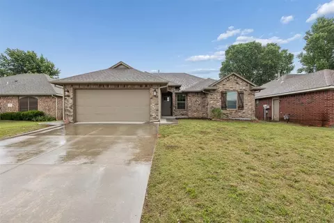 512 S Castle Ridge Ln, Mustang, OK 73064