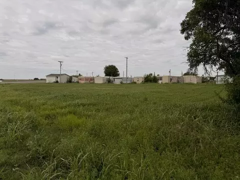 605 SW 4th St, Tuttle, OK 73089 photo 3