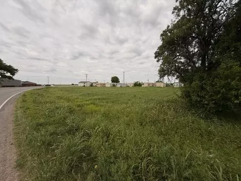 605 SW 4th St, Tuttle, OK 73089 photo 2