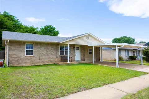 629 S Highland Dr, Mustang, OK 73064