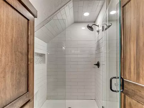 Bath - 3912 Cedarbrook Dr, Norman, OK 73072 photo 2 of 4