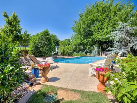 124 Lakeview Ct, Edmond, OK 73003