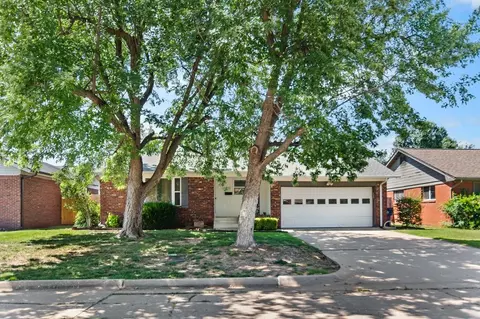 2824 Manchester Dr, The Village, OK 73120
