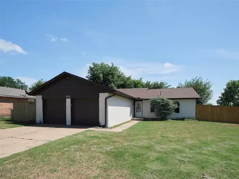 1032 SE 8th St, Moore, OK 73160