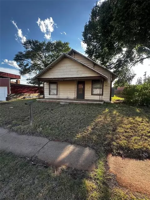 805 N 4th St, Sayre, OK 73662