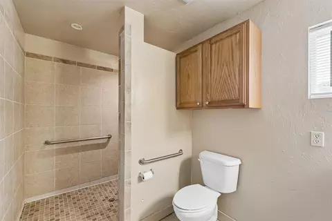 Bath - 829 E Frank St, Norman, OK 73071 photo 2 of 4