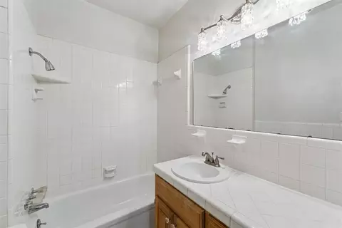 Bath - 829 E Frank St, Norman, OK 73071 photo 4 of 4