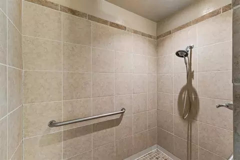 Bath - 829 E Frank St, Norman, OK 73071 photo 3 of 4