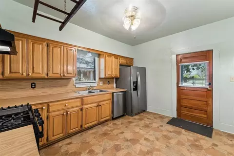 Kitchen - 829 E Frank St, Norman, OK 73071 photo 1 of 5