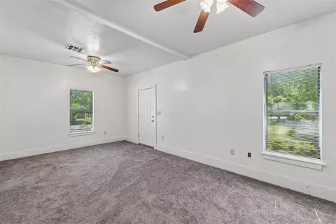 Living - 829 E Frank St, Norman, OK 73071 photo 3 of 3