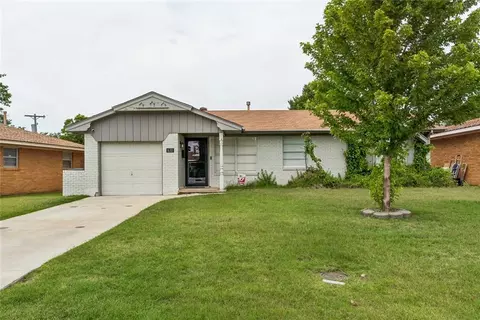 631 SW 3rd St, Moore, OK 73160