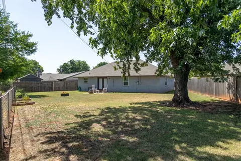 Exterior - 320 Elder Ln, Mustang, OK 73064 photo 4 of 4