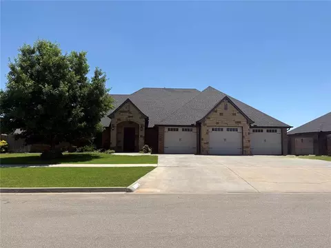2212 Clubhouse Dr, Weatherford, OK 73096
