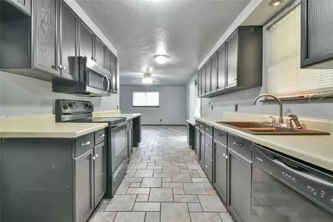 3900 Overland Dr, Del City, OK 73115