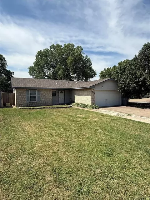 2901 NE Lakeview Cir, Lawton, OK 73507