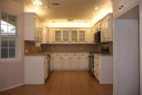 Kitchen - 534 E 28th St, Edmond, OK 73013 photo 3 of 8