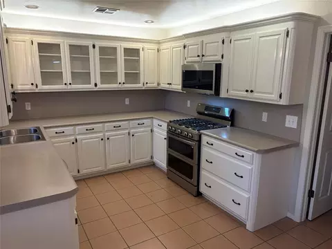 Kitchen - 534 E 28th St, Edmond, OK 73013 photo 4 of 8