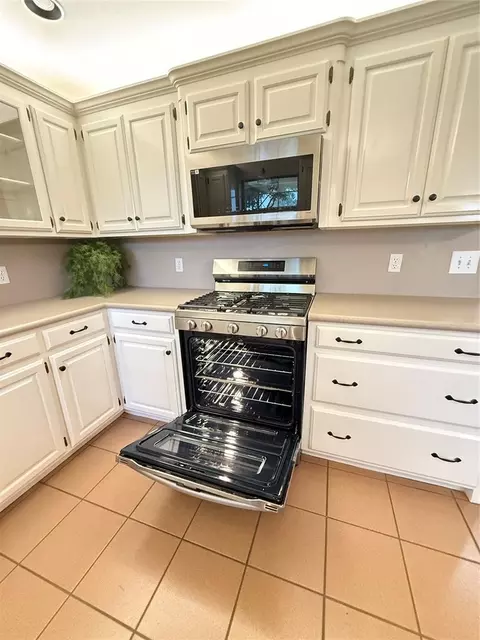 Kitchen - 534 E 28th St, Edmond, OK 73013 photo 8 of 8