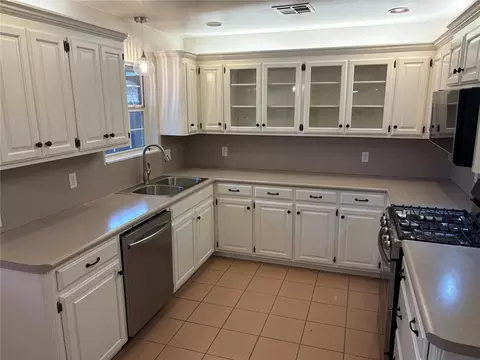 Kitchen - 534 E 28th St, Edmond, OK 73013 photo 5 of 8