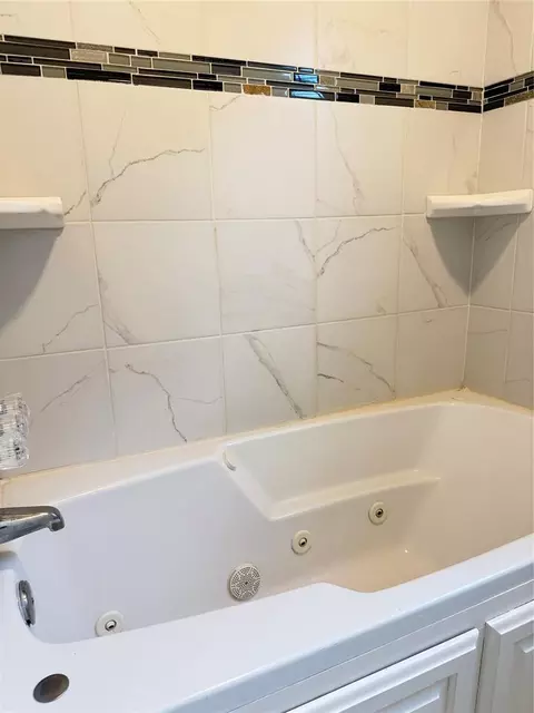 Bath - 534 E 28th St, Edmond, OK 73013 photo 7 of 7