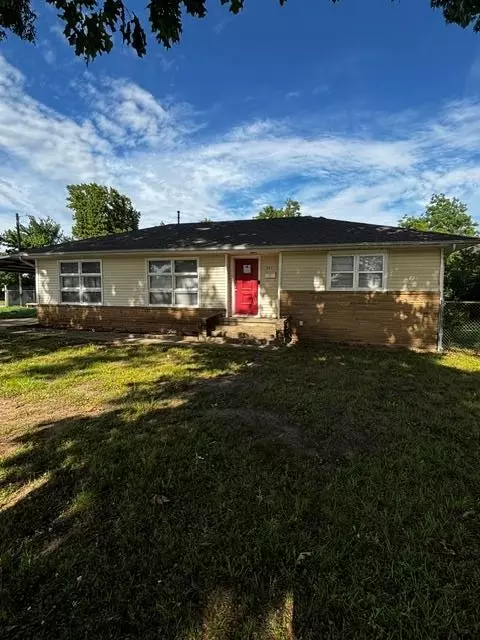 302 S 9th St, Okemah, OK 74859