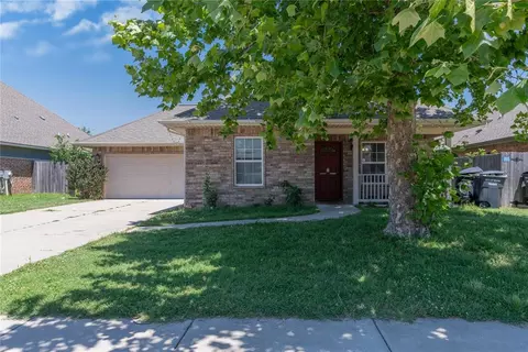 913 SW 16th St, Moore, OK 73160