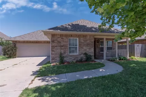 913 SW 16th St, Moore, OK 73160