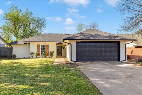 2204 Summer Way Ln, Edmond, OK 73013