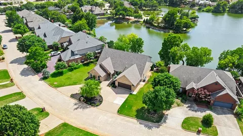 6901 N Waterwood Way, Warr Acres, OK 73132