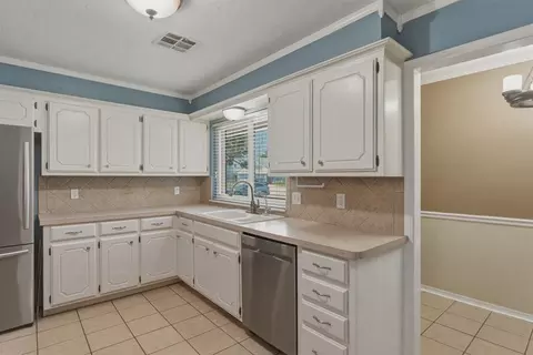Kitchen - 817 N Platt Cir, Moore, OK 73170 photo 4 of 5