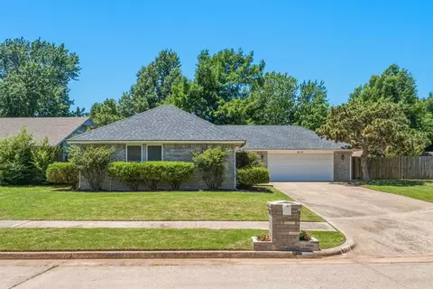 Exterior - 817 N Platt Cir, Moore, OK 73170 photo 2 of 7