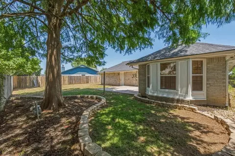 Exterior - 817 N Platt Cir, Moore, OK 73170 photo 5 of 7