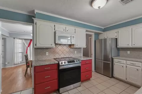Kitchen - 817 N Platt Cir, Moore, OK 73170 photo 2 of 5