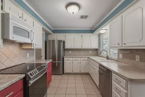 Kitchen - 817 N Platt Cir, Moore, OK 73170 photo 1 of 5