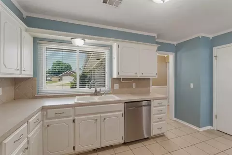 Kitchen - 817 N Platt Cir, Moore, OK 73170 photo 5 of 5