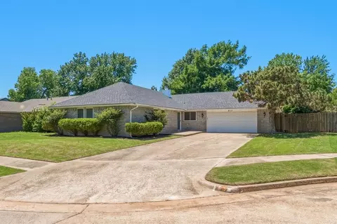 817 N Platt Cir, Moore, OK 73170