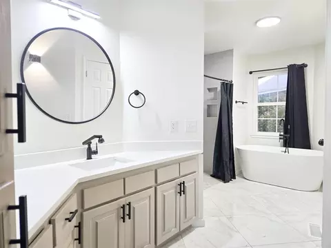 Bath - 519 Stoneridge Dr, Moore, OK 73160 photo 2 of 7
