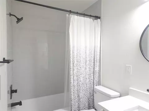 Bath - 519 Stoneridge Dr, Moore, OK 73160 photo 6 of 7