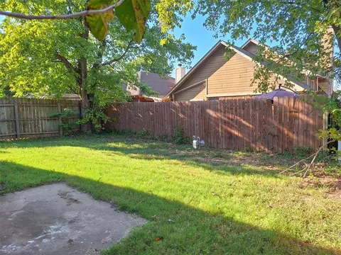 Exterior - 519 Stoneridge Dr, Moore, OK 73160 photo 6 of 6