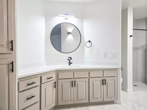 Bath - 519 Stoneridge Dr, Moore, OK 73160 photo 3 of 7