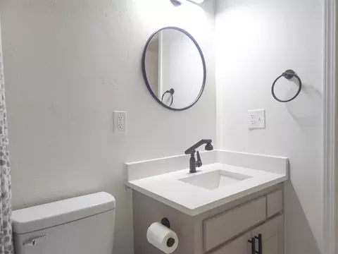 Bath - 519 Stoneridge Dr, Moore, OK 73160 photo 7 of 7