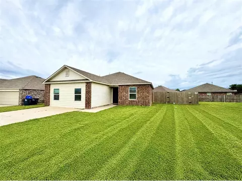1914 Oak Tree Ct, Shawnee, OK 74804