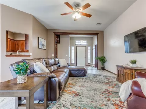 11712 SW 7th St, Yukon, OK 73099