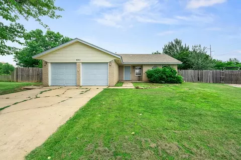 601 SW 27th St, Moore, OK 73160