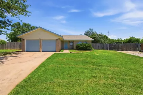601 SW 27th St, Moore, OK 73160