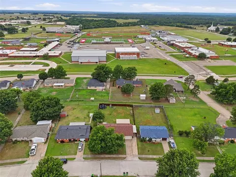 View/Area - 1209 Meadowbrook Ln, Prague, OK 74864 photo 2 of 8