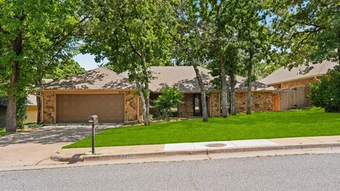 2212 Dover Dr, Edmond, OK 73034
