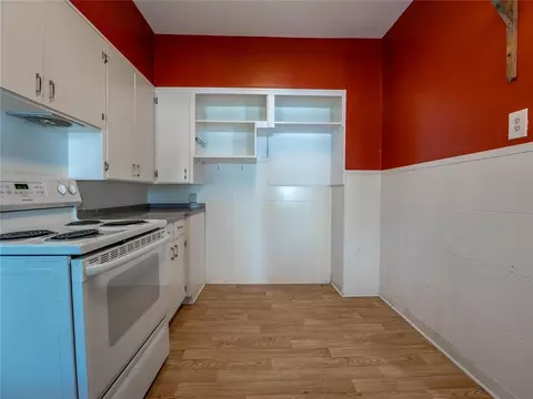 Kitchen - 320 E Washington Ave, Guthrie, OK 73044 photo 3 of 7