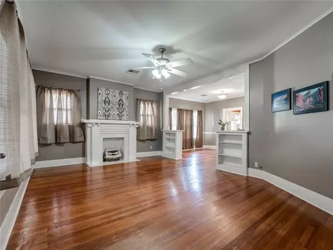 Living - 320 E Washington Ave, Guthrie, OK 73044 photo 1 of 9